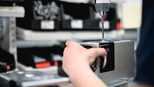 Vor allem in produzierenden Branchen gehen derzeit Jobs verloren. (Symbolbild)