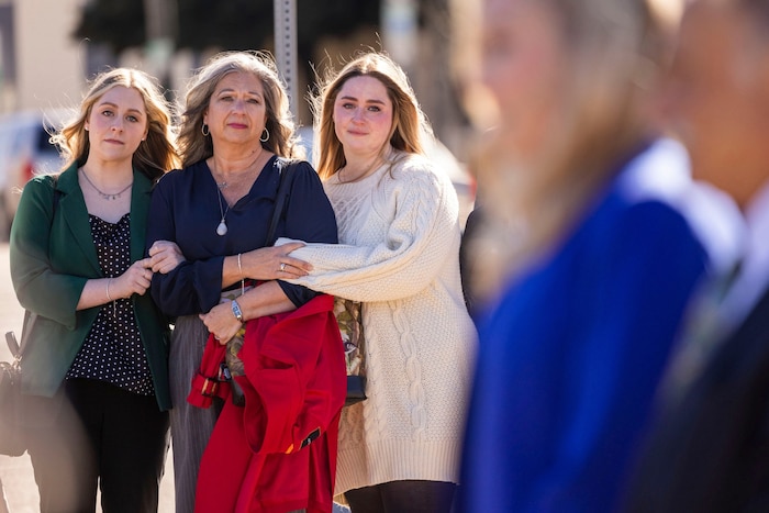 Abigail „Abby“ Zwerner mit Mutter Julie (m.) und Schwester Hannah (r.)
