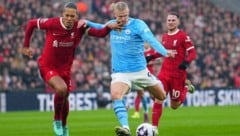 Liverpool-Routinier Virgil Van Dijk (l.).