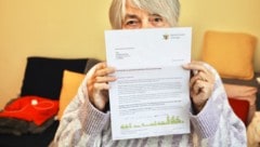 Hedwig R. mit dem Schreiben der Hausverwaltung 