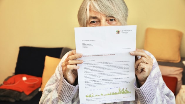 Hedwig R. mit dem Schreiben der Hausverwaltung