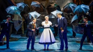 Paris im Regen: In Henry Masons Inszenierung der „Lustigen Witwe“ wird Hanna Glawari (Nina Bezu) ...