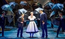 Paris im Regen: In Henry Masons Inszenierung der „Lustigen Witwe“ wird Hanna Glawari (Nina Bezu) ...