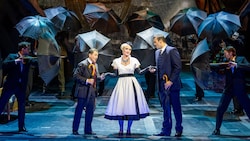 Paris im Regen: In Henry Masons Inszenierung der „Lustigen Witwe“ wird Hanna Glawari (Nina Bezu) ...