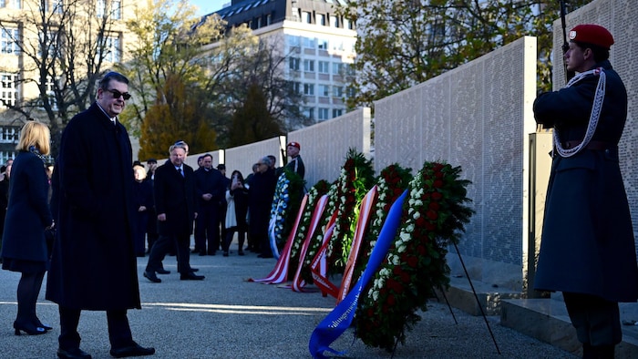 Politikerinnen und Politiker nahmen an der traditionellen Kranzniederlegung teil.
