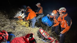 Der 15-Jährige wurde im steilen Gelände von der Bergrettung versorgt.