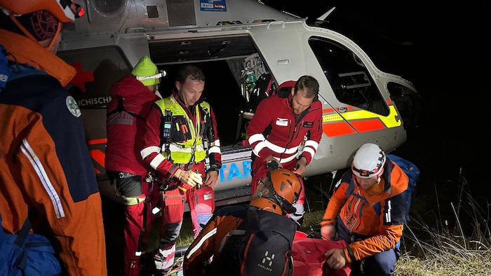 Mit dem Notarzthubschrauber wurde der Verletzte in das Krankenhaus Schwarzach geflogen.