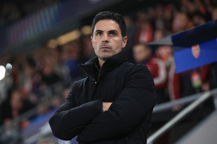 Mikel Arteta steht mit Arsenal aktuell an der Tabellenspitze.