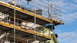 Die Frau sah keinen Ausweg mehr und ließ sich absichtlich aus dem Fenster im zweiten Stock ...