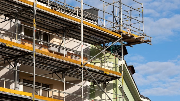 Die Frau sah keinen Ausweg mehr und ließ sich absichtlich aus dem Fenster im zweiten Stock ...