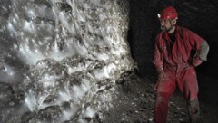 Die Forscher waren mehr als beeindruckt, als sie das monströse Gebilde in der Schwefelhöhle ...