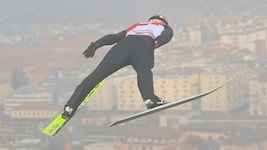 Lukas Greiderer feilt auf der Bergisel-Schanze an der Sprungform.