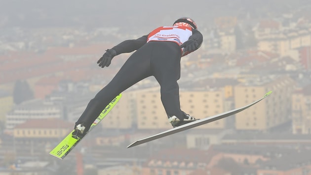 Lukas Greiderer feilt auf der Bergisel-Schanze an der Sprungform.
