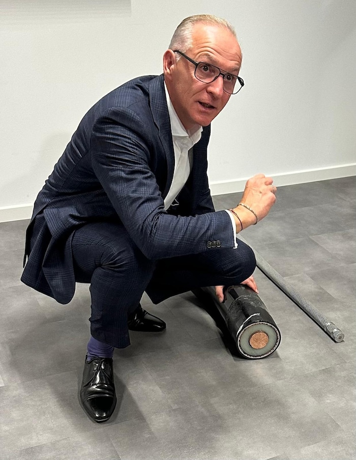 APG-Vorstand Gerhard Christiner erklärt die Unterschiede zwischen Erd- (l.) und Freikabel.