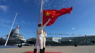 Mit diesem Flugzeugträger will China langsam, aber doch auf die gigantische Seemacht USA ...