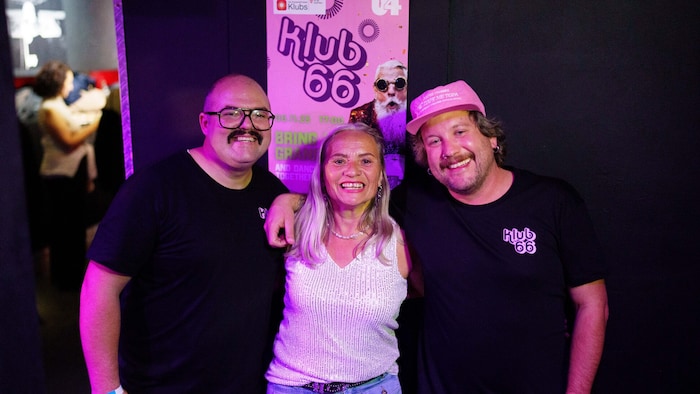 Klub66-Initiatoren Peter Trenkler (li.) und Martin Schmid mit Besucherin Irene Korherr. Gefeiert ...