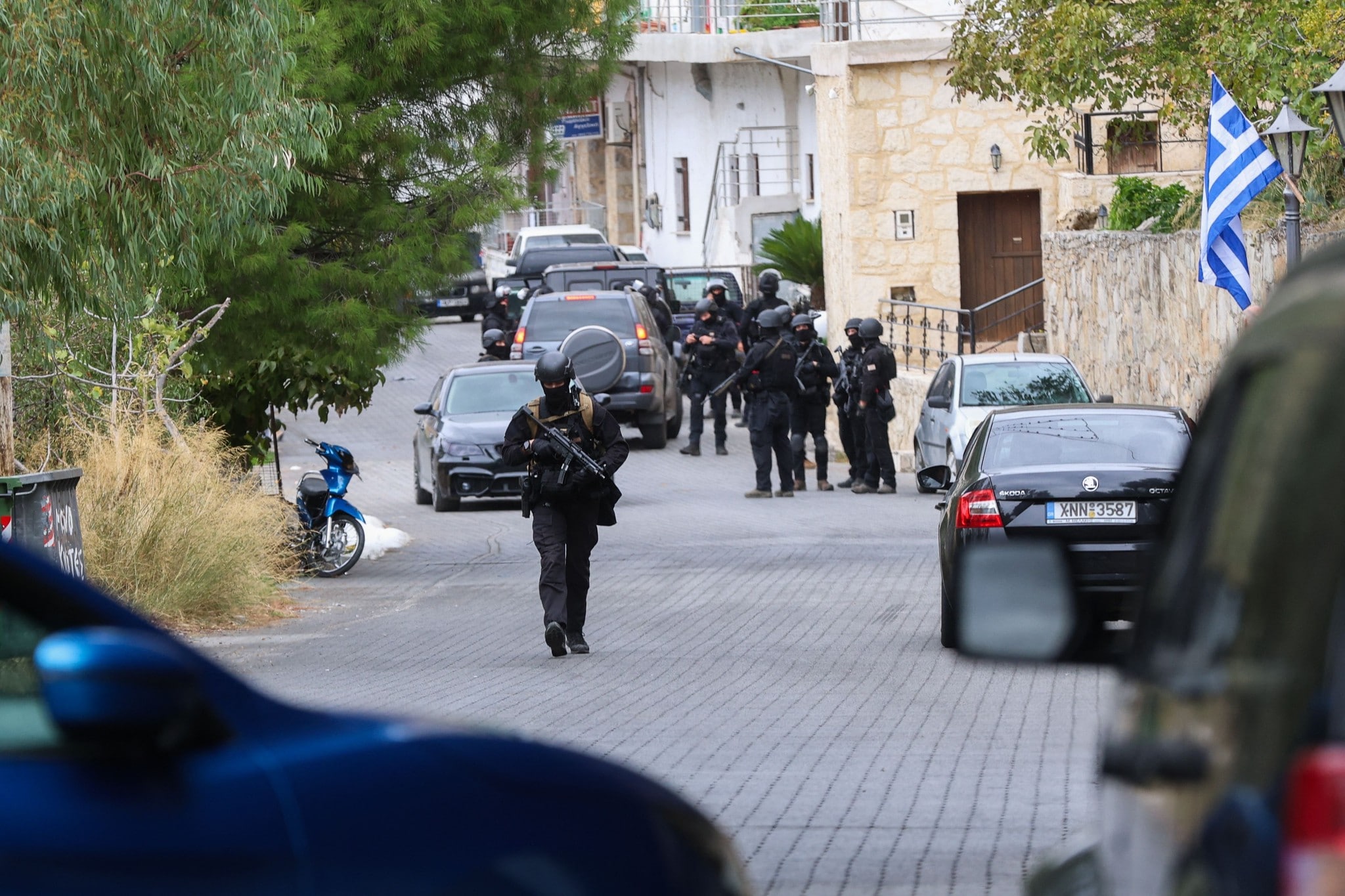 Die Polizei sicherte das Gelände während der Beerdigung ab.