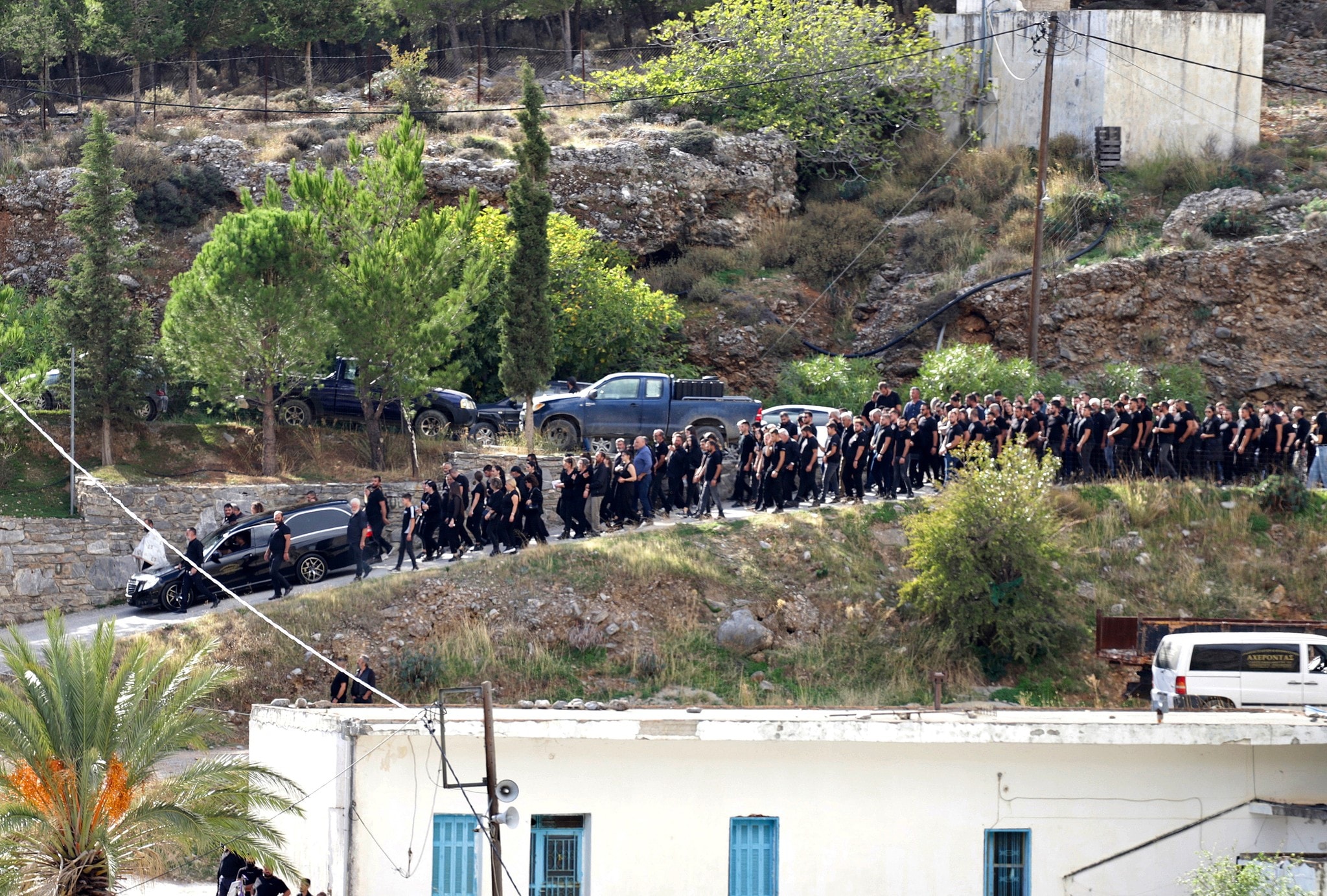 Trauernde folgten dem Leichenwagen.