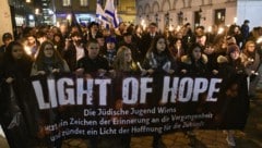 Zum Gedenken an die Novemberpogrome versammeln sich immer wieder Menschen zu Mahnwachen und ...