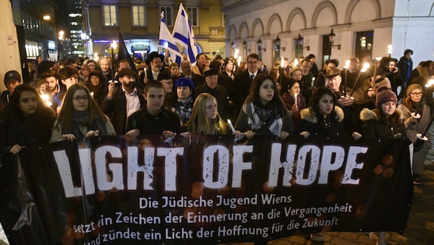 Zum Gedenken an die Novemberpogrome versammeln sich immer wieder Menschen zu Mahnwachen und ...