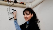 Gudrun Ceh-Braun ist sich sicher, dass die Zähler im Stiegenhaus falsch zugeordnet sind.