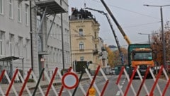 Nach dem Brand bleibt die Straße für den Verkehr gesperrt.