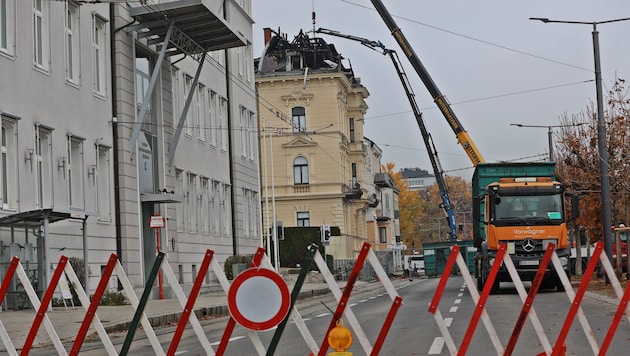Nach dem Brand bleibt die Straße für den Verkehr gesperrt.