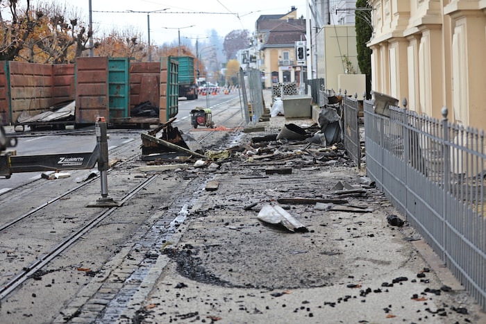 Die Straße gleicht einem Trümmerfeld.
