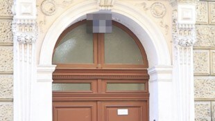 Diese Tür führt in den Innenhof und zum Teich.
