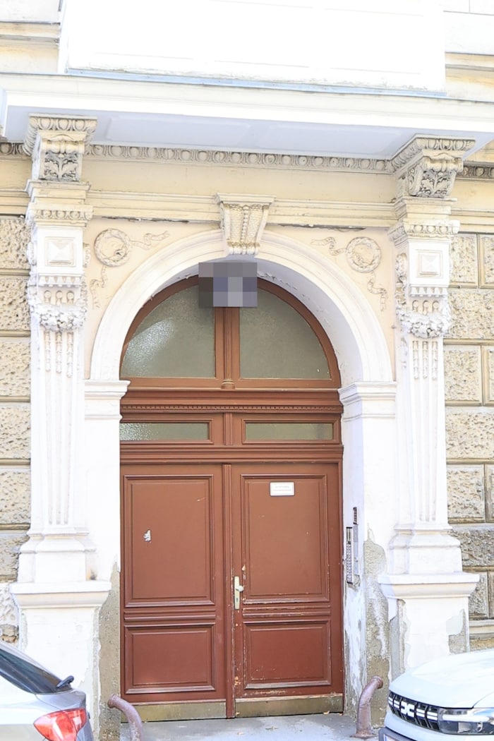 Diese Tür führt in den Innenhof und zum Teich.