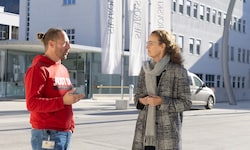 Betriebsratsvorsitzender Patrick Hamberger im Gespräch mit „Krone“-Redakteurin Claudia Thurner