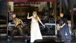 Alex Esposito (Méphistophélès),  Olga Kulchynska (Marguerite) und John Osborn (Faust). 