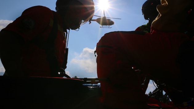 Mittels Seilbergung wurde der Verletzte aus dem Wald geborgen. Symbolfoto