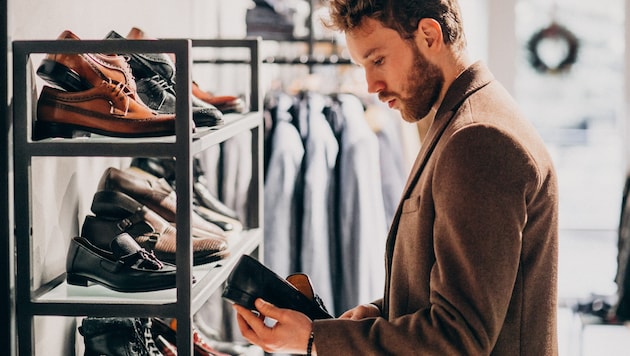 Wird dieser Mann den Schuh im Geschäft kaufen oder online bestellen?