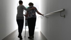 Die Pflegekräfte kommen aus immer ferneren Ländern. Neue Strategien wären gefragt.