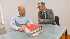 Ex-Kammerdirektor Nikolaus Lienbacher (re.) bekämpft mit Anwalt Peter Huber seine Entlassung. Am ...