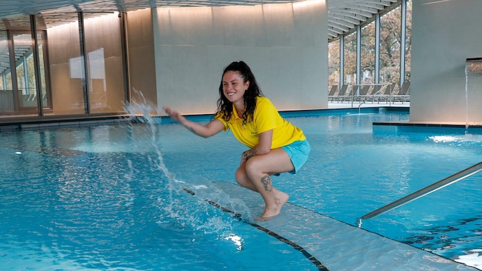 Mitarbeiterin Julia ist bereit für den Ansturm der Gäste.