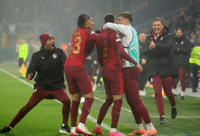 Aguilar (li.) und Trummer (re.) jubelten mit Terzic.