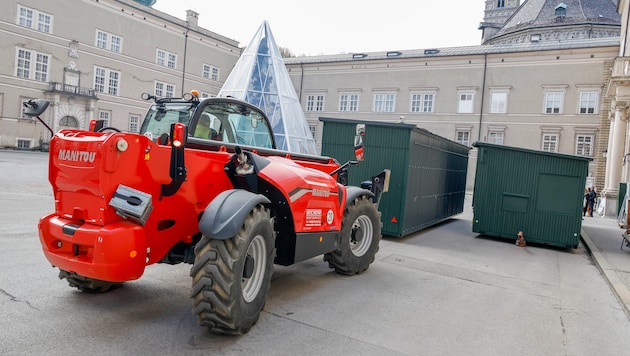 Erste Marktstände werden positioniert.