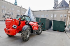 Erste Marktstände werden positioniert.