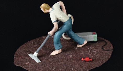 Kleine Miniaturfigürchen aus Knetmasse von Robert Adrian X zeigen all die Brotjobs, die er ...