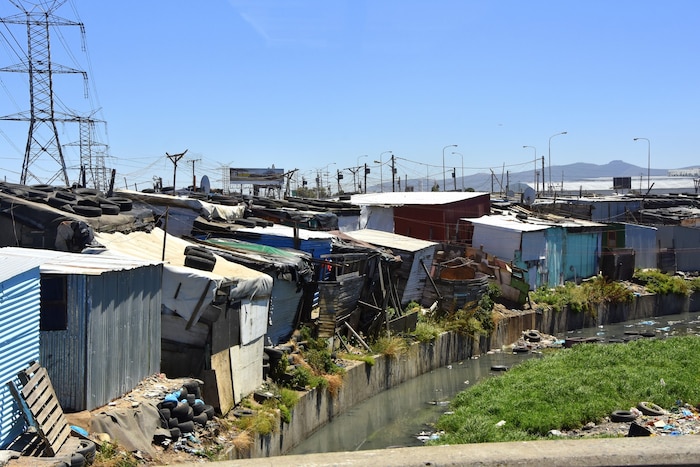 Wellblech-Häuser auf engstem Raum charakterisieren die Armenviertel, die in Westkap „Townships“ ...