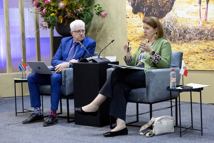 Landesrätin Michaela Langer- Weninger mit Westkap- Premierminister Alan Winde.