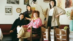 Yannik Steer mit Elli Hackstein (stehend hinten), Sophie Butz (sitzend/ Sommelière) Johanna ...