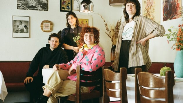 Yannik Steer mit Elli Hackstein (stehend hinten), Sophie Butz (sitzend/ Sommelière) Johanna ...