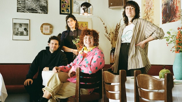 Yannik Steer mit Elli Hackstein (stehend hinten), Sophie Butz (sitzend/ Sommelière) Johanna ...