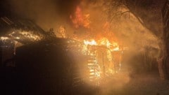 Lichterloh brannten zwei Hütten in Saalfelden.
