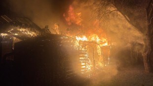 Lichterloh brannten zwei Hütten in Saalfelden.