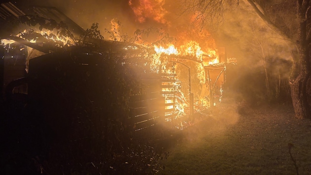 Lichterloh brannten zwei Hütten in Saalfelden.