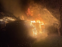 Lichterloh brannten zwei Hütten in Saalfelden.